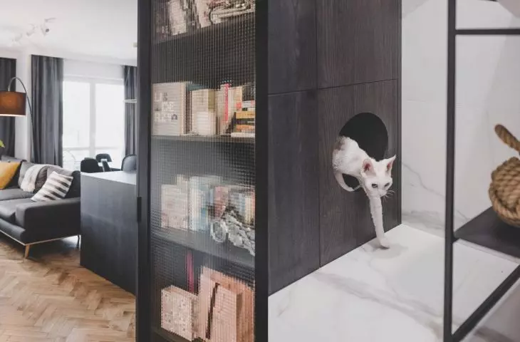 Tu króluje parkiet! Wnętrze pełne kontrastów projektu architektek z pracowni k3xmore