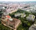 Wizualizcja budynków mieszkalnych na Wzgórzu św. Wojciecha w Poznaniu, widok od strony północnej, na pierwszym planie kościół i klasztor karmelitów, proj. JEMS Architekci