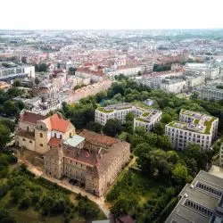 Wizualizcja budynków mieszkalnych na Wzgórzu św. Wojciecha w Poznaniu, widok od strony północnej, na pierwszym planie kościół i klasztor karmelitów, proj. JEMS Architekci