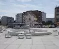 Rynek Łazarski w Poznaniu - przebudowa wg proj. APA Jacek Bułat Centralna część placu z fontanną pozbawiona jest zieleni, m.in. z powodu uwzględnienia wytycznych konserwatorskich dotyczących osi widokowych.