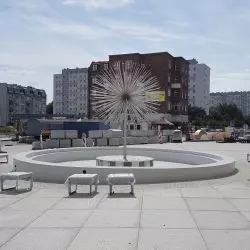 Rynek Łazarski w Poznaniu - przebudowa wg proj. APA Jacek Bułat Centralna część placu z fontanną pozbawiona jest zieleni, m.in. z powodu uwzględnienia wytycznych konserwatorskich dotyczących osi widokowych.