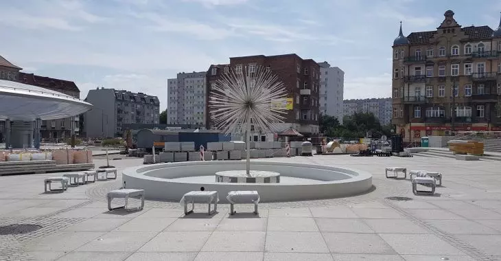Rynek Łazarski w Poznaniu - przebudowa wg proj. APA Jacek Bułat Centralna część placu z fontanną pozbawiona jest zieleni, m.in. z powodu uwzględnienia wytycznych konserwatorskich dotyczących osi widokowych.