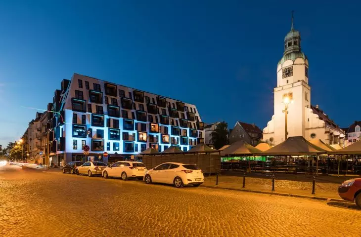 Szachownica ze skrzynkami – nowa pierzeja poznańskiego placu od Ultra Architects