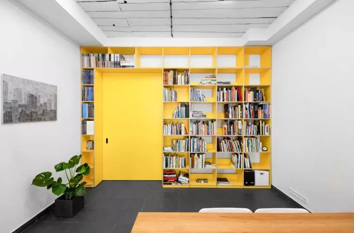 Amphilad layout and strong colors in the interiors of an urban atelier in Poznań