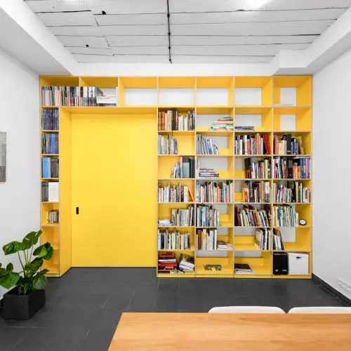 Amfiladowy układ i mocne kolory we wnętrzach atelier urbanistycznego w Poznaniu