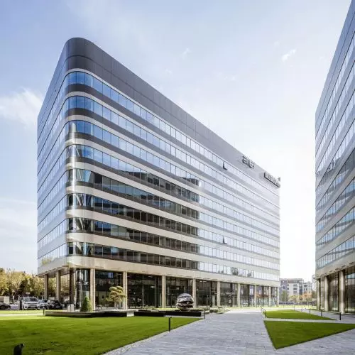 Architektura bez kantów – obłe bryły Fabryczna Office Park w Krakowie projektu IMB Asymetria