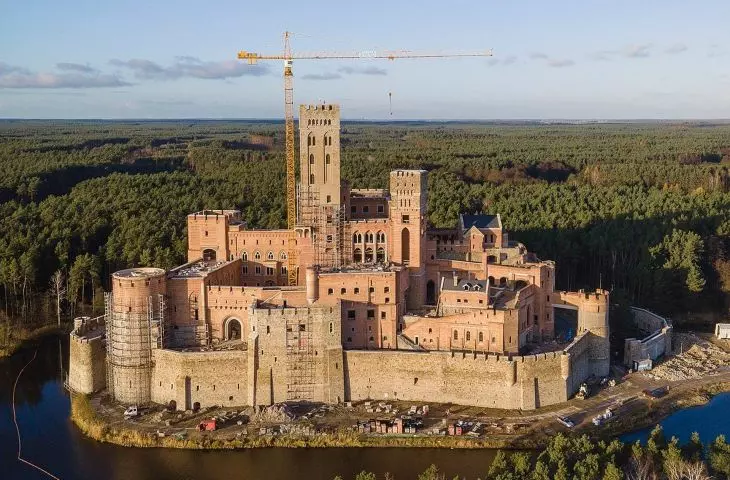 Budowa zamku w Stobnicy jednak bez pozwolenia. Jest ostateczna decyzja Głównego Inspektora Nadzoru Budowlanego