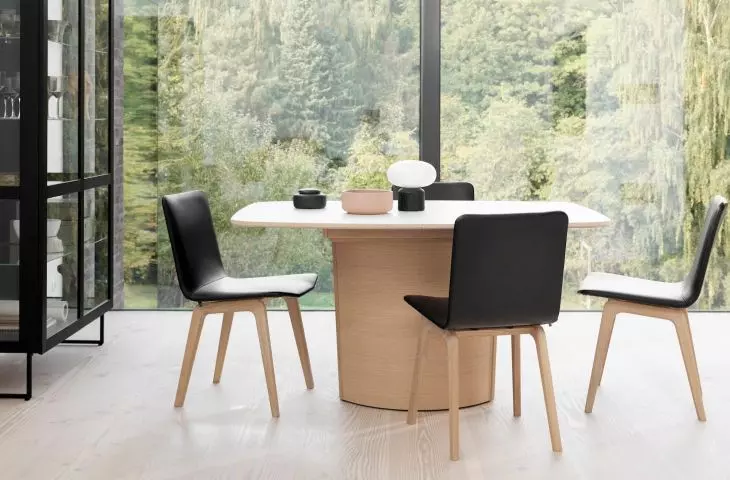 Rozkwitający stół i sprężyste krzesło. Zaskakujące propozycje skandynawskiego designu