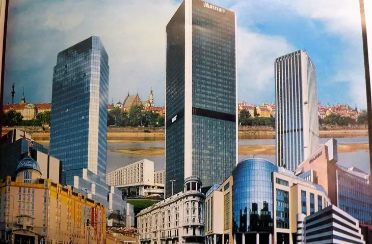 Traces of transformation on the map of Warsaw postmodernism