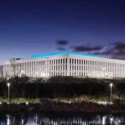 Budynek Wydziału Architektury Politechniki Poznańskiej z oświetleniem zewnętrznym Lena Lighting