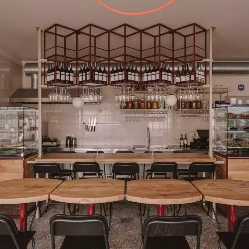 Bar winny Płynę. Poznański lokal skąpany w winie, świetle i muzyce