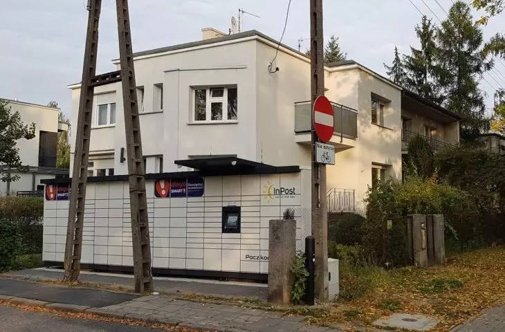 Paczkomat zbłądził pod wille. Społecznicy apelują o regulacje.