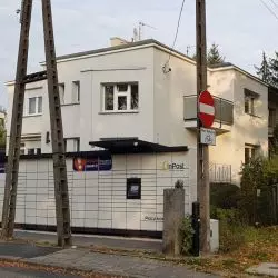 Paczkomat jako ogrodzenie willi w poznańskiej dzielnicy Grunwald