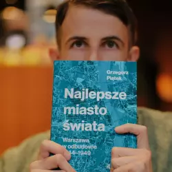 Grzegorz Piątek wraz z książką „Najlepsze miasto świata. Warszawa w odbudowie 1944-1949” (W.A.B)