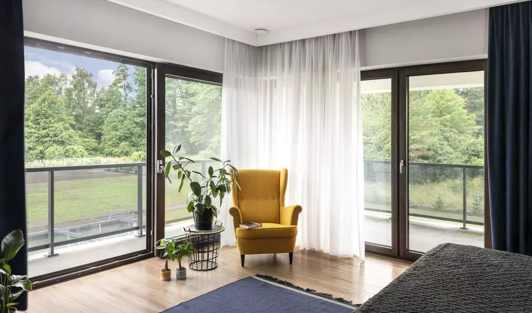 Thanks to large glazing, the room is perfectly illuminated, and the body of the building becomes lightweight