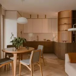 Salon połączony z kuchnią w krakowskim mieszkaniu