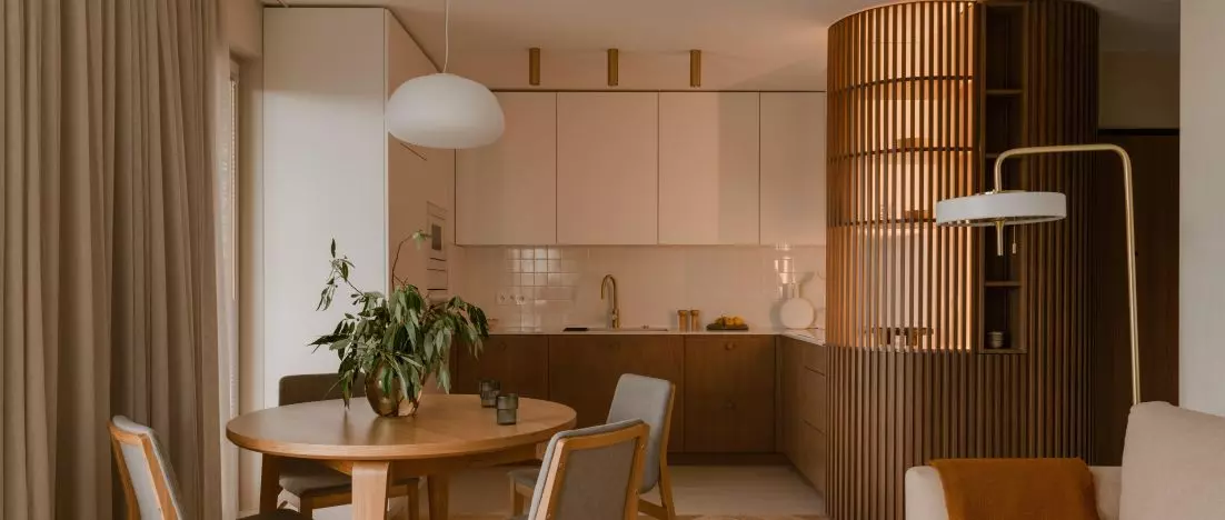 Wnętrze muśnięte światłem. Mieszkanie inspirowane stylem mid-century modern