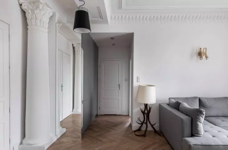 Interior with history. An apartment with columns in a 1930s Krakow building