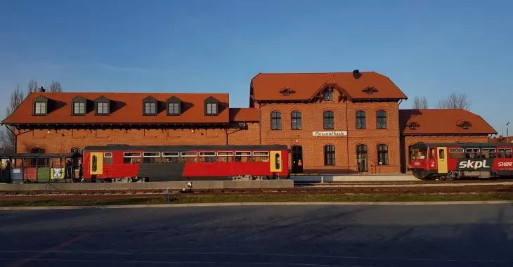 Biblioteka w Pleszewie w budynku dworca kolei wąskotorowej