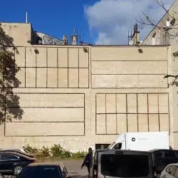 Puste stelaże bannerów na ścianie w centrum Poznania, tuz obok Teatru Polskiego