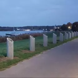Rząd 21 cokołów pod tablice pamiątkowe na Malcie w Poznaniu