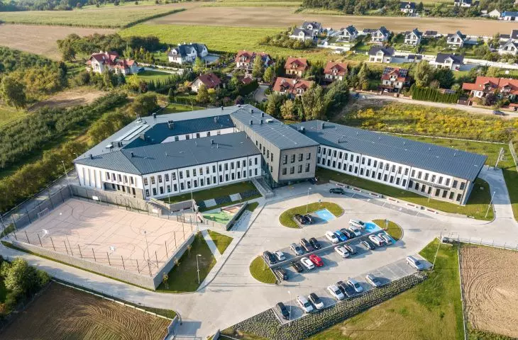 Szkoła i przedszkole w Przybysławicach. Projekt wykorzystujący walory i ograniczenia stromej działki