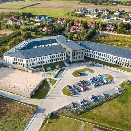 Szkoła i przedszkole w Przybysławicach. Projekt wykorzystujący walory i ograniczenia stromej działki