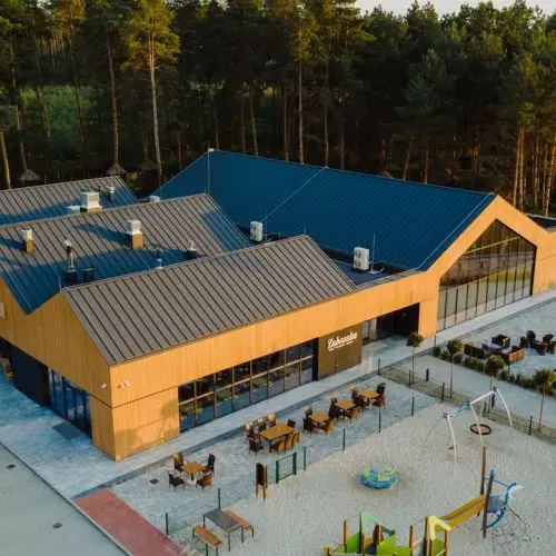 Oczarowanie naturą. Dom weselny Lubaszka projektu MEEKO Architekci