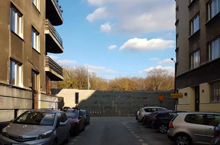 „Mur, jaki jest, każdy widzi”. W centrum Krakowa „wyrasta” wysoka bariera przestrzenna. Co ta konstrukcja oznacza dla miasta i jego mieszkańców?