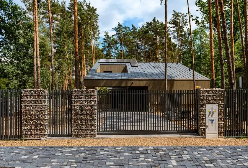 Ogrodzenie frontowe – gabionowe z przęsłami palisadowymi w kolorze antracytowym