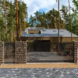 Ogrodzenie frontowe – gabionowe z przęsłami palisadowymi w kolorze antracytowym