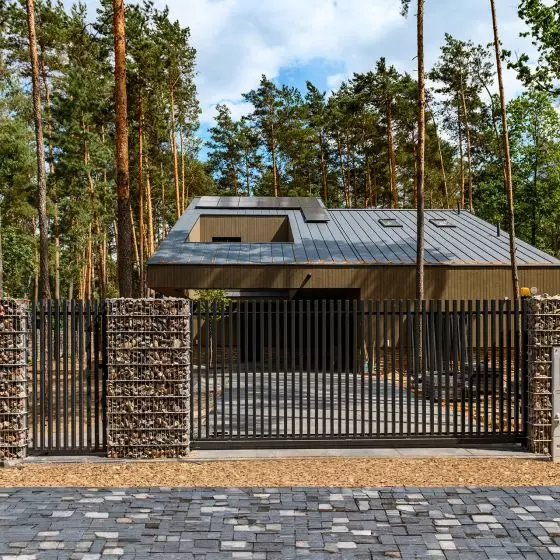 Ogrodzenie frontowe – gabionowe z przęsłami palisadowymi w kolorze antracytowym