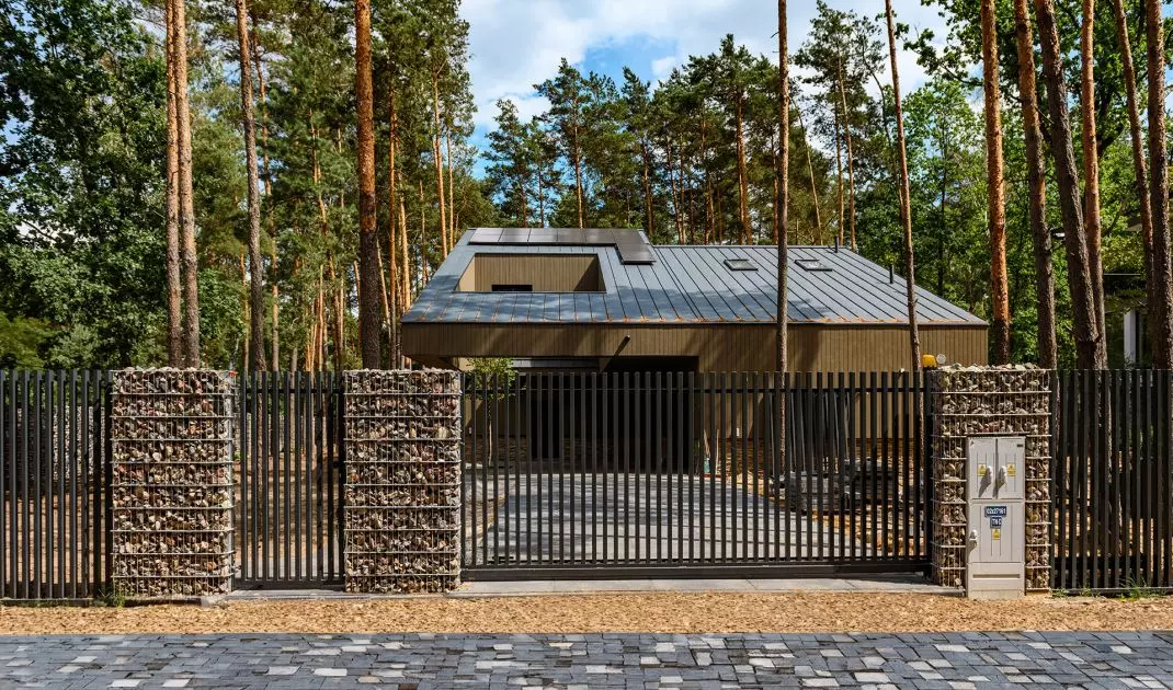 Ogrodzenie frontowe – gabionowe z przęsłami palisadowymi w kolorze antracytowym