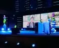 łączący się z uczestnikami kongresu online Felix Loh, dekoracje sceny przygotowała krakowska ASP