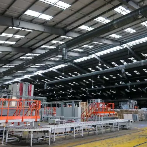 Nowe ekologiczne i energooszczędne rozwiązanie dla żarskiego producenta materiałów drewnopochodnych. Firma Luxon LED rozświetli SWISS KRONO