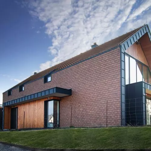 Dachówka rustykalna od fundamentu po dach – dom stylowy i nowoczesny