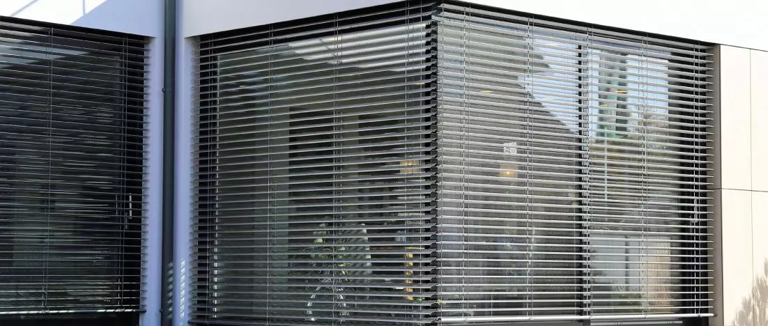 Screen roller shutters and facade blinds - aesthetics and protection from excessive sunlight and heat