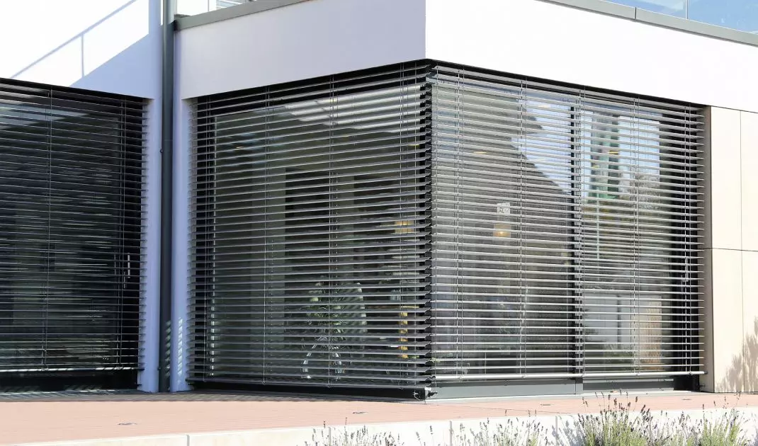 Façade blind