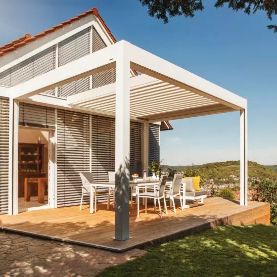 Żaluzje fasadowe skośne i pergola lamelowa Warema Lamaxa L70
