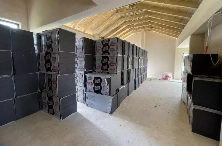 Płyty styropianowe Fasada GRAFIT FS ARBET na budowie osiedla domów jednorodzinnych