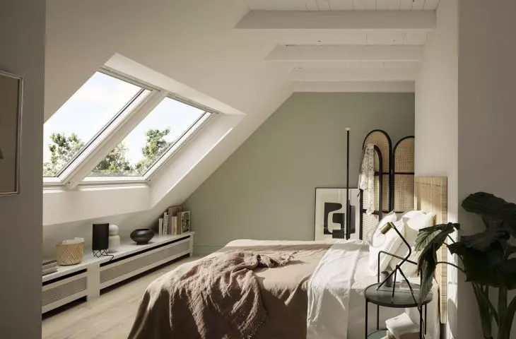 Niezwykle eleganckie połączenie okien dachowych VELUX w zestawie DUO sprawia wrażenie, że okna tworzą jedną całość, a brak krokwi między nimi daje poczucie większej przestrzeni i przestronności sypialni.
