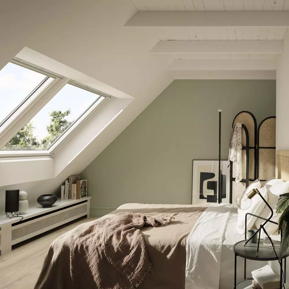 Niezwykle eleganckie połączenie okien dachowych VELUX w zestawie DUO sprawia wrażenie, że okna tworzą jedną całość, a brak krokwi między nimi daje poczucie większej przestrzeni i przestronności sypialni.