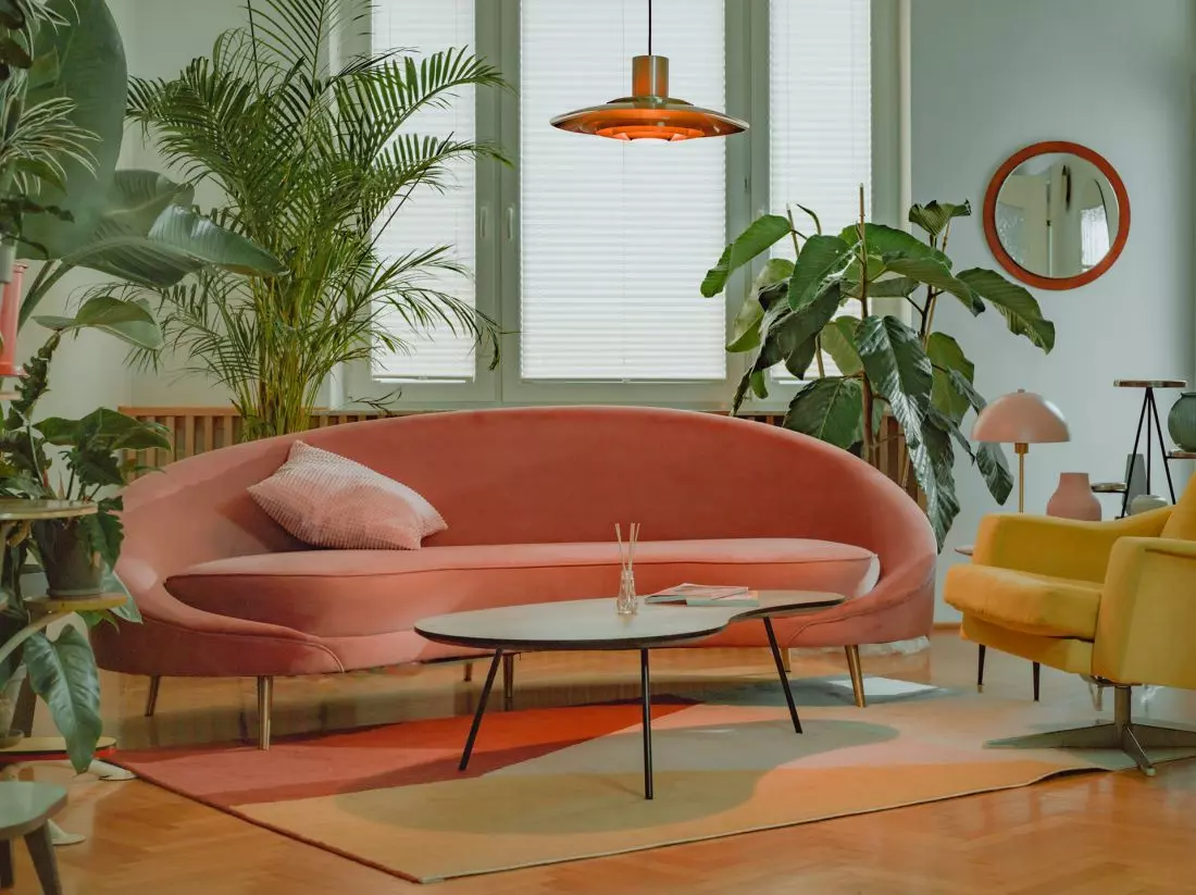 Sofa Kei w kolorze Pink w pięknej aranżacji Studio Rzeka z Warszawy