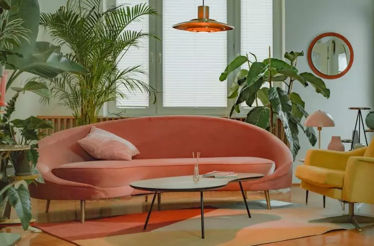 Sofa Kei w kolorze Pink w pięknej aranżacji Studio Rzeka z Warszawy