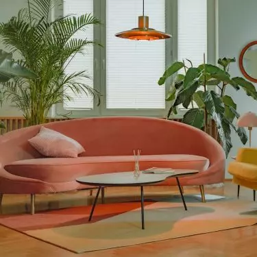 Sofa Kei w kolorze Pink w pięknej aranżacji Studio Rzeka z Warszawy