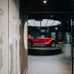 Wystawa art déco w Płocku. Czerwony Jowett z 1926 roku to jeden z jej eksponatów