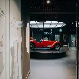 Wystawa art déco w Płocku. Czerwony Jowett z 1926 roku to jeden z jej eksponatów