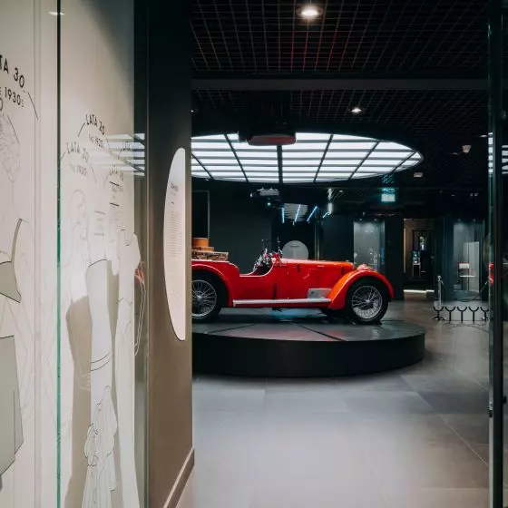 Wystawa art déco w Płocku. Czerwony Jowett z 1926 roku to jeden z jej eksponatów