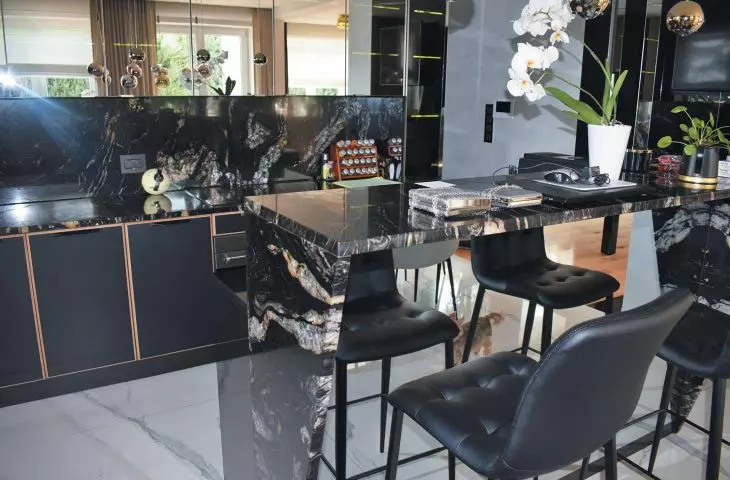 Blaty kuchenne z granitu Titanium. Projekt: Architektura i Wnętrza – Pracownia Architektoniczna