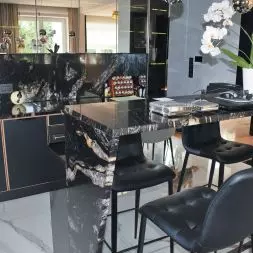 Blaty kuchenne z granitu Titanium. Projekt: Architektura i Wnętrza – Pracownia Architektoniczna